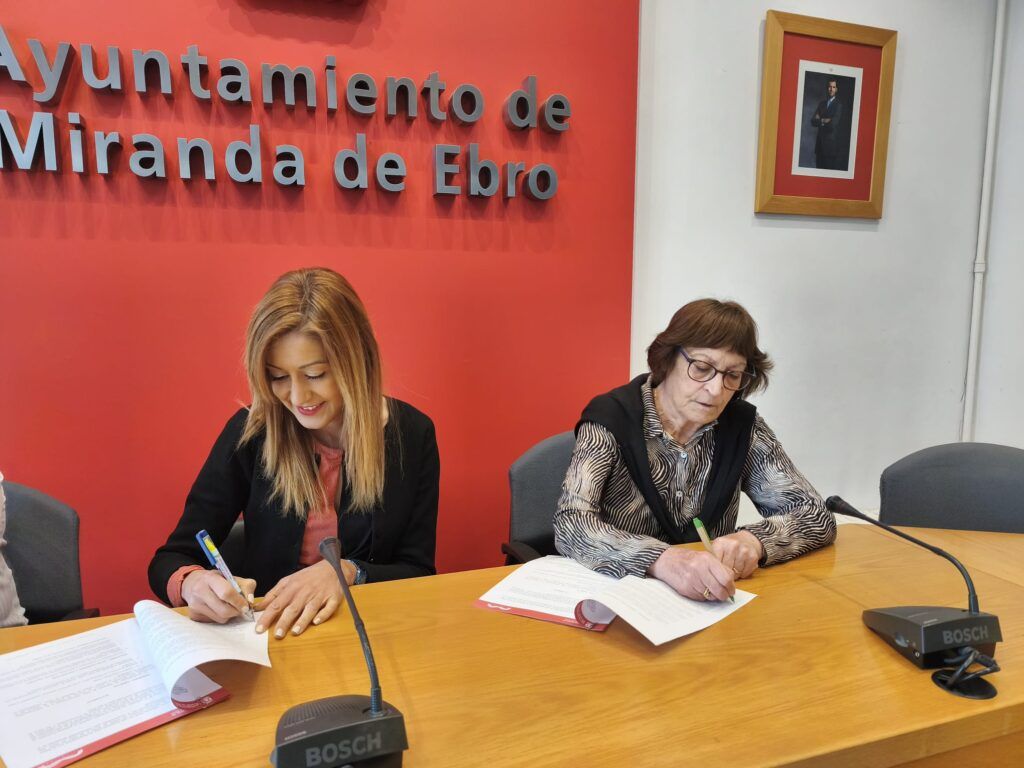 2025.09.25 FOTO FIRMA CONVENIO AYTO ASPODEMI MIRANDA FACIL