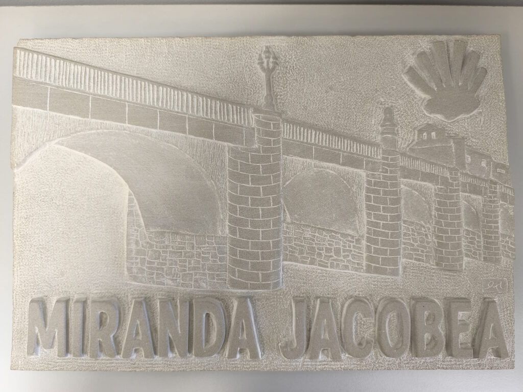 El Ayuntamiento recibe una talla en piedra del Puente de Carlos III 19 2025.10.28 TALLA EN PIEDRA PUENTE CARLOS III