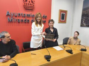 El Ayuntamiento recibe fondos de negativos con fotografías de Miranda del fotógrafo Enrique Truchuelo 1 cesion enrique trucuelo 1