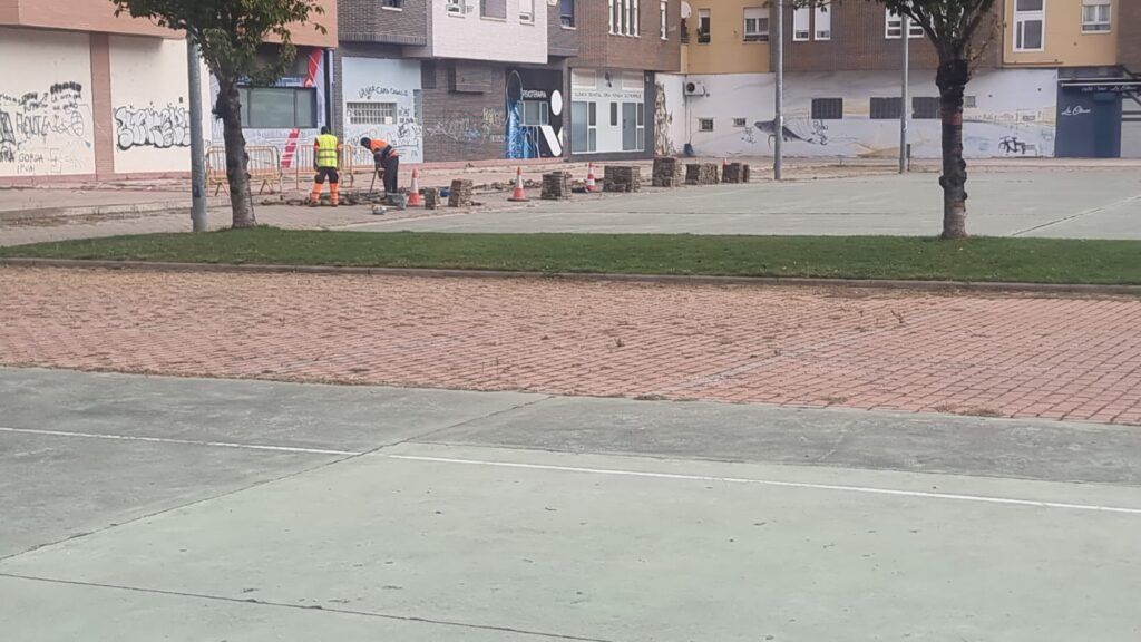 El Ayuntamiento repara la zona hundida en el espacio ubicado tras el Centro de Salud Miranda Este 12 2025.11.03 FOTO ARREGLO SOCAVON TRAS NUEVO CENTRO DE SALUD