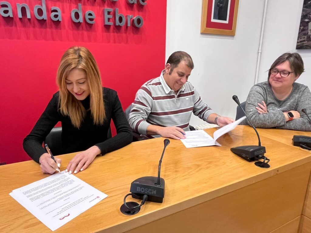 El Ayuntamiento aporta 3.200€ a la Asociación de Hostelería Altamira para actividades 10 2025.11.27 foto firma convenio ayto miranda hosteleros altamira