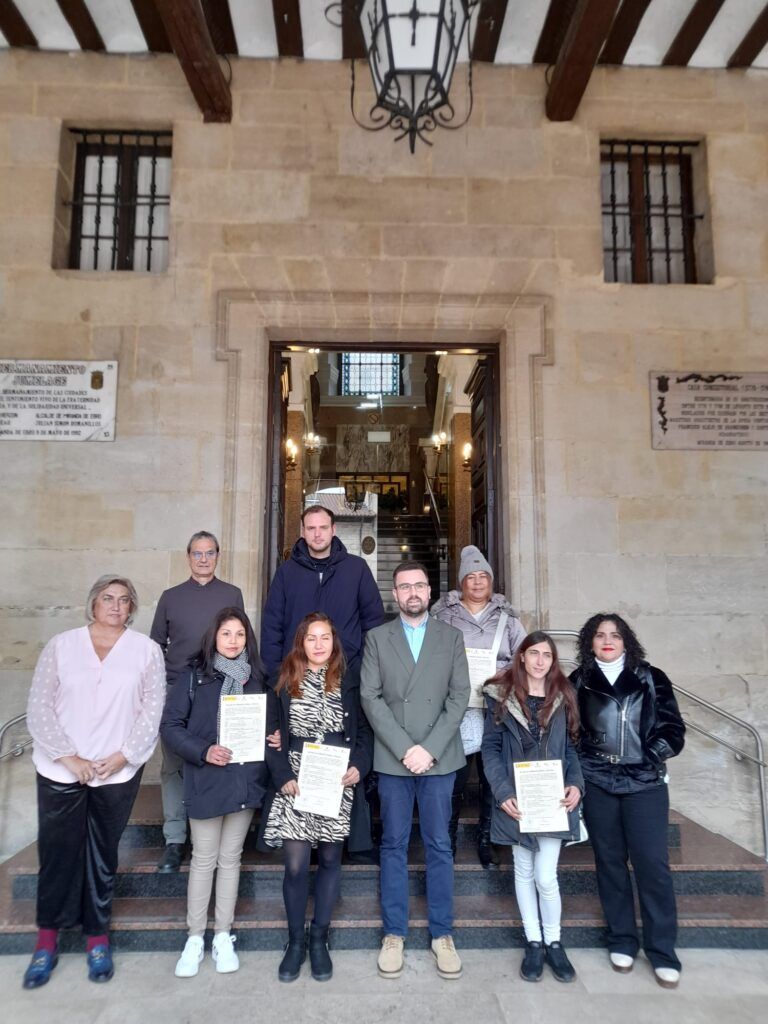 Cuatro personas reciben sus acreditaciones del Programa Mixto “Miranda Cuidando de los Nuestros V” 5 2025.11.28 clausura programa mixto ayuda a domicilio