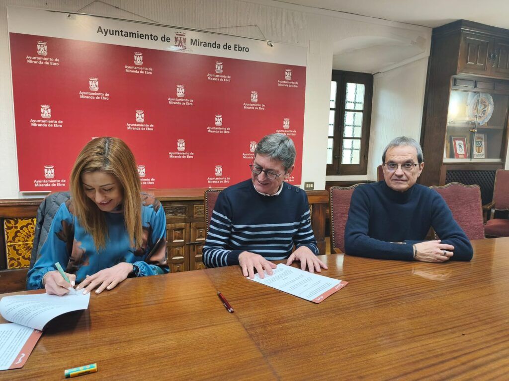 El Ayuntamiento aporta 8.000€ a la Asociación Cultural Gregorio Solabarrieta 3 2025.12.04 FOTO CONVENIO AYTO MIRANDA GREGORIO SOLABARRIETA