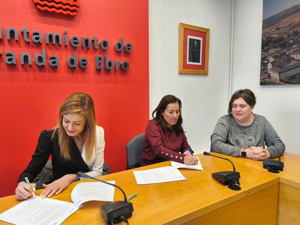 El Ayuntamiento de Miranda subvenciona la totalidad la campaña de bonos al consumo con 53.000€ 1 2025.12.05 FOTO CONVENIO AYTO Y ACECAA BONOS CONSUMO