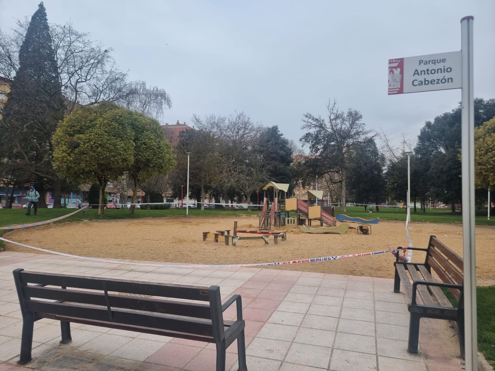 Comienzan los trabajos de acondicionamiento de parque infantil en Antonio Cabezón