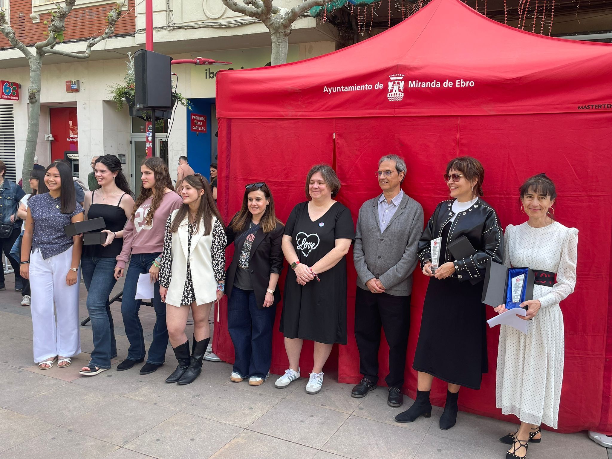 Begoña Franco y Maider Bilbao, ganadoras del II Concurso de Microrrelatos ‘Mirando alrededor’